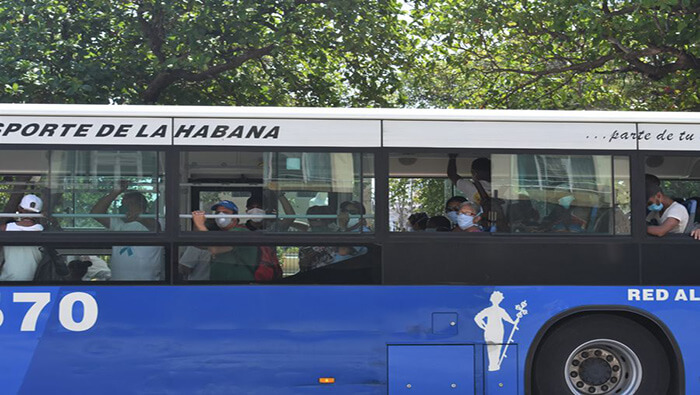 El Gobierno cubano explicó que limitará la ocupación de los autobuses al 50 por cinto de su capacidad.
