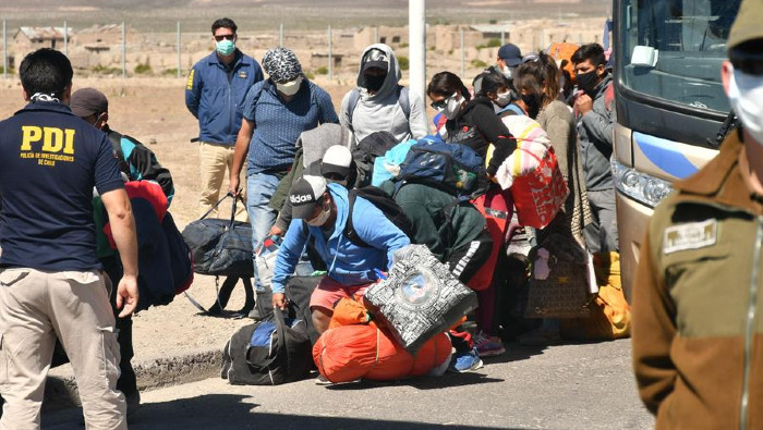 La situación es cada vez más compleja, pues continúan llegando bolivianos al paso fronterizo de Colchane.