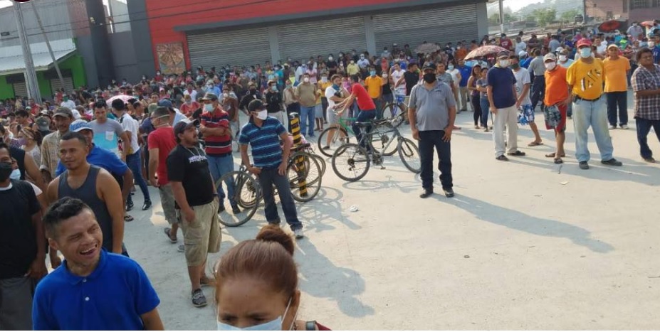 En el departamento hondureño de Cortés la población salió a las calles para exigir al Gobierno la entrega inmediata de alimentos.