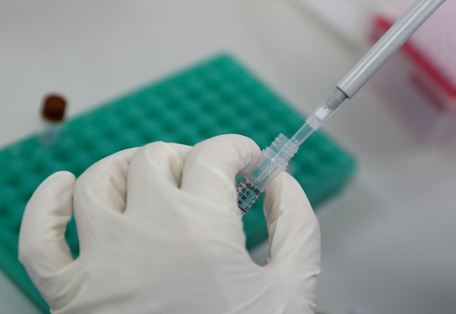 Los científicos rusos esperan que la vacuna que desarrollan pueda comenzar a aplicarse a finales del 2020.