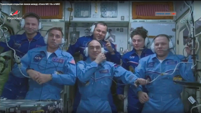Encuentro de los miembros de la Expedición 62 (atrás) con los de la Expedición 63 en la EEI.
