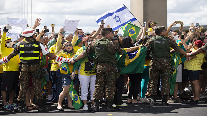 Simpatizantes de Bolsonaro llaman al mandatario a promover un golpe militar en Brasil.