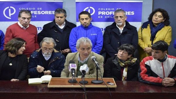 El presidente del Magisterio afirmó que los recientes anuncios de Sebastián Piñera esconden la presión de los grandes grupos económicos del país.
