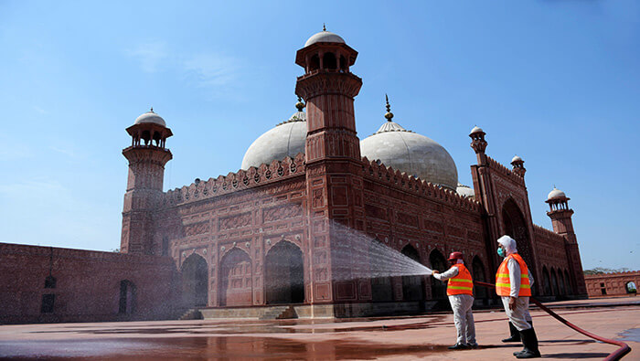En Pakistán trabajadores desinfectan la mezquita Badshahi antes del inicio del mes sagrado del Ramadán en medio de la pandemia de Covid-19.