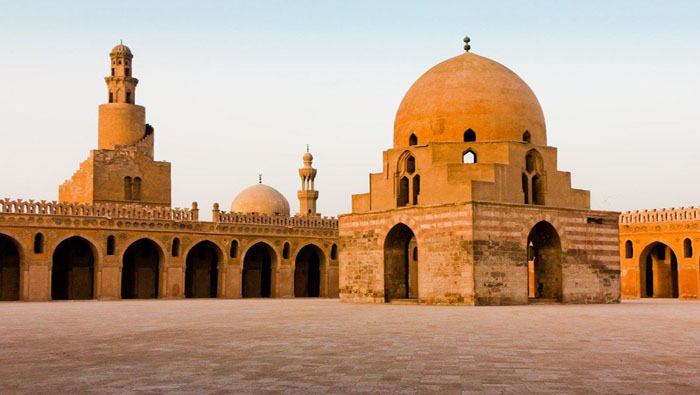 La mezquita de Ibn Tulun estaba vacía, mientras que la comunidad musulmana de Egipto celebra el Ramadán bajo el confinamiento en sus hogares.