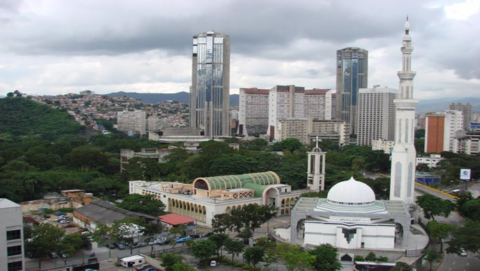 Otra que se encuentra cerrada es la tercera mezquita más grande de Latinoamérica, la de Ibrahim Bin Abdul Aziz Al Ibrahim, situada en la capital venezolana Caracas, primer país suramericano en decretar la cuarentena ante los primeros contagios.