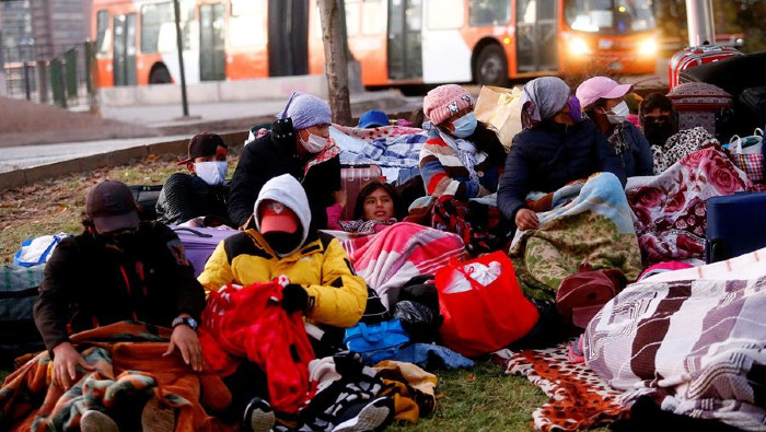Unas 950 personas acamparon frente al Consulado de Bolivia en Santiago y se estima que algunos cientos más están en similar condición en otras regiones del país.