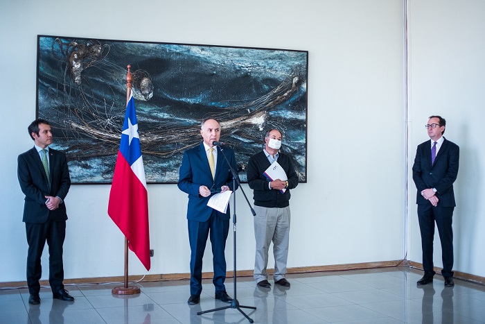 El canciller explicó que la ayuda financiera será para aquellos chilenos que demuestren que no tienen los recursos suficientes para pagar el pasaje de regreso.