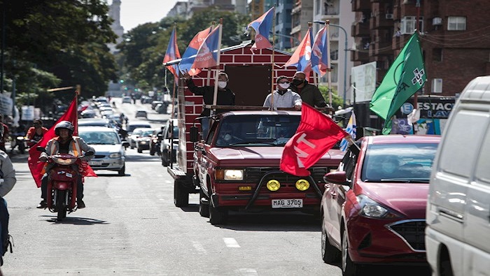 Tres caravanas de vehículos partieron desde distintos puntos de Montevideo hasta la plaza 1 de mayo, sitio de la convocatoria habitual que se realiza cada año.
