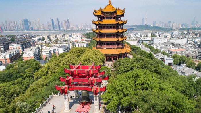 Vista de la Torre de la Grulla Amarilla, o Huanghelou, un lugar emblemático en Wuhan, capital de la central provincia china de Hubei.