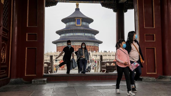 En China, han comenzado a levantar algunas restricciones y ya se aprecia a familias asistiendo a sitios históricos, manteniendo las medidas higiénico-sanitarias.