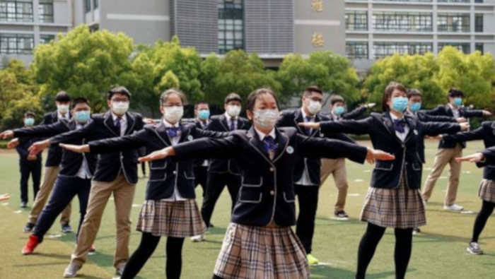 Estudiantes realizan ejercicio físico en la Escuela Secundaria No. 1 en Shanghai, China.
