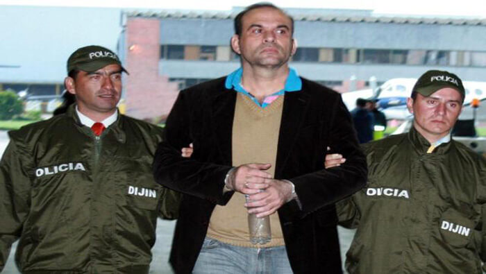 Salvatore Mancuso fue extraditado en 2008 señalado de continuar delinquiendo tras desmovilizarse.