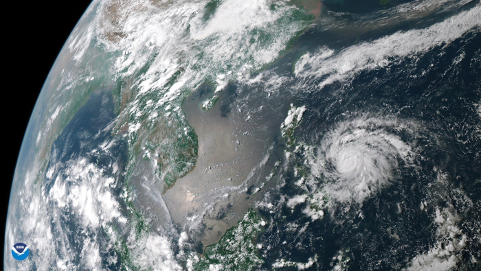 Una fotografía distribuida por la NOAA de una imagen satelital muestra al tifón Vongfong en el océano Pacífico en dirección a Filipinas.