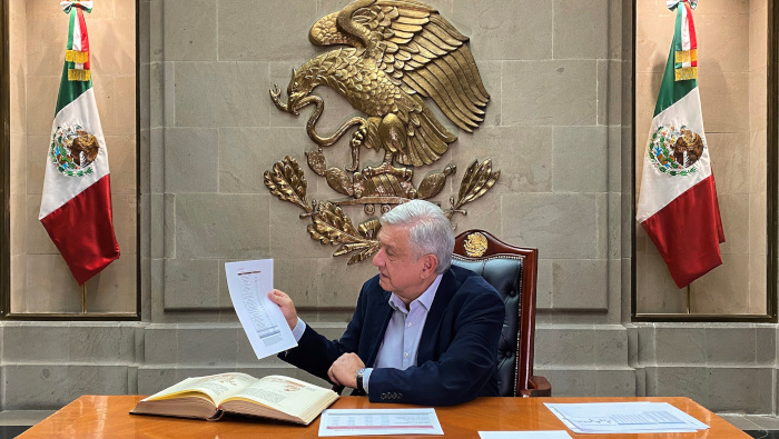 El presidente mexicano López Obrador ofreció el domingo un mensaje desde Palacio Nacional, en la Ciudad de México.