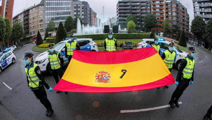 A nivel local, los españoles están realizando homenajes de duelo por las víctimas desde hace meses.