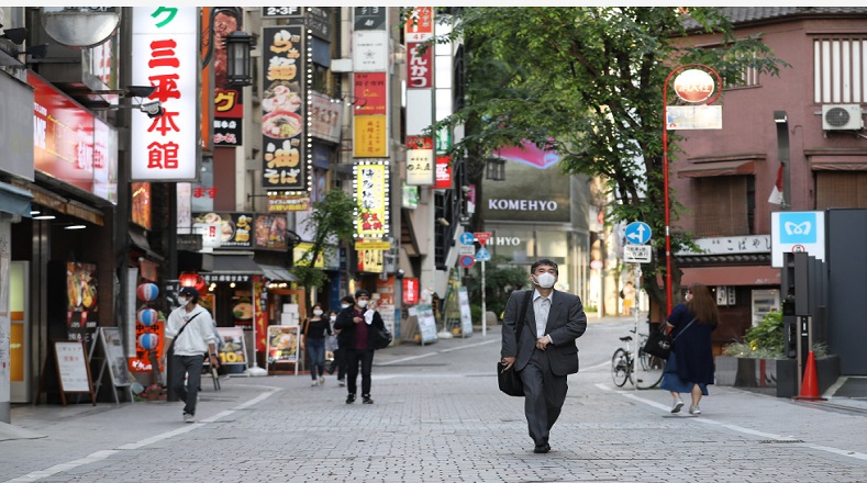 El primer ministro japonés, Shinzo Abe, levantó el lunes el estado de emergencia en en el país para cinco prefecturas, incluyendo Tokio, al considerar que la propagación del virus ha sido puesta bajo control. Las personas portan mascarillas al caminar por las calles y abordar transporte público.