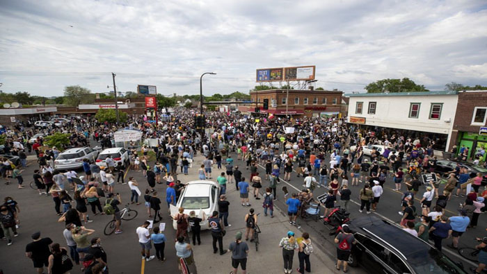 Cientos de personas se concentraron en las calles de Minneapolis el pasado martes, para exigir justicia en el caso de George Floyd y protestar por la excesiva violencia policial contra afroamericanos en EE.UU..