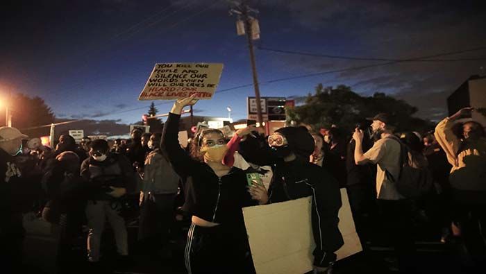 A pesar del toque de queda en Mineápolis, cientos de manifestantes salieron a las calles pdidiendo justicia por el asesinato de George Floyd.
