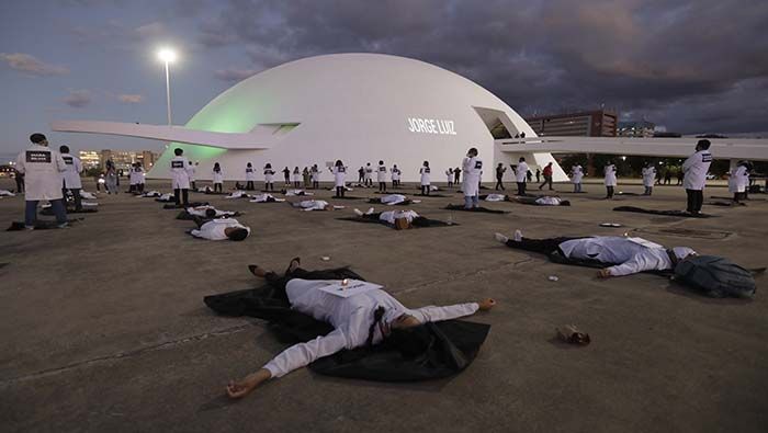 Personal de salud brasileño protestas en Brasilia por la cantidad de fallecidos por la Covid-19.