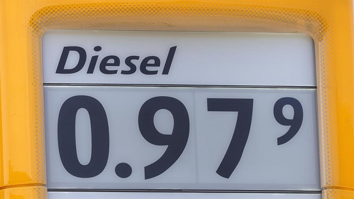 A las naciones se le imponen diferentes impuestos, que dan como resultado que los precios de la gasolina sean diferentes.