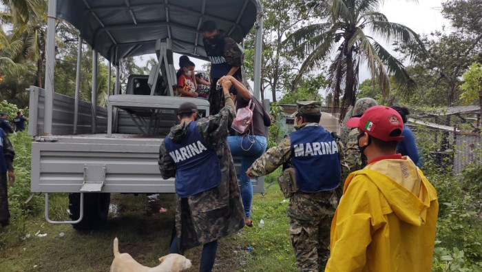 Elementos de la Marina de México evacúan a pobladores amenazados por la tormenta tropical Cristóbal.