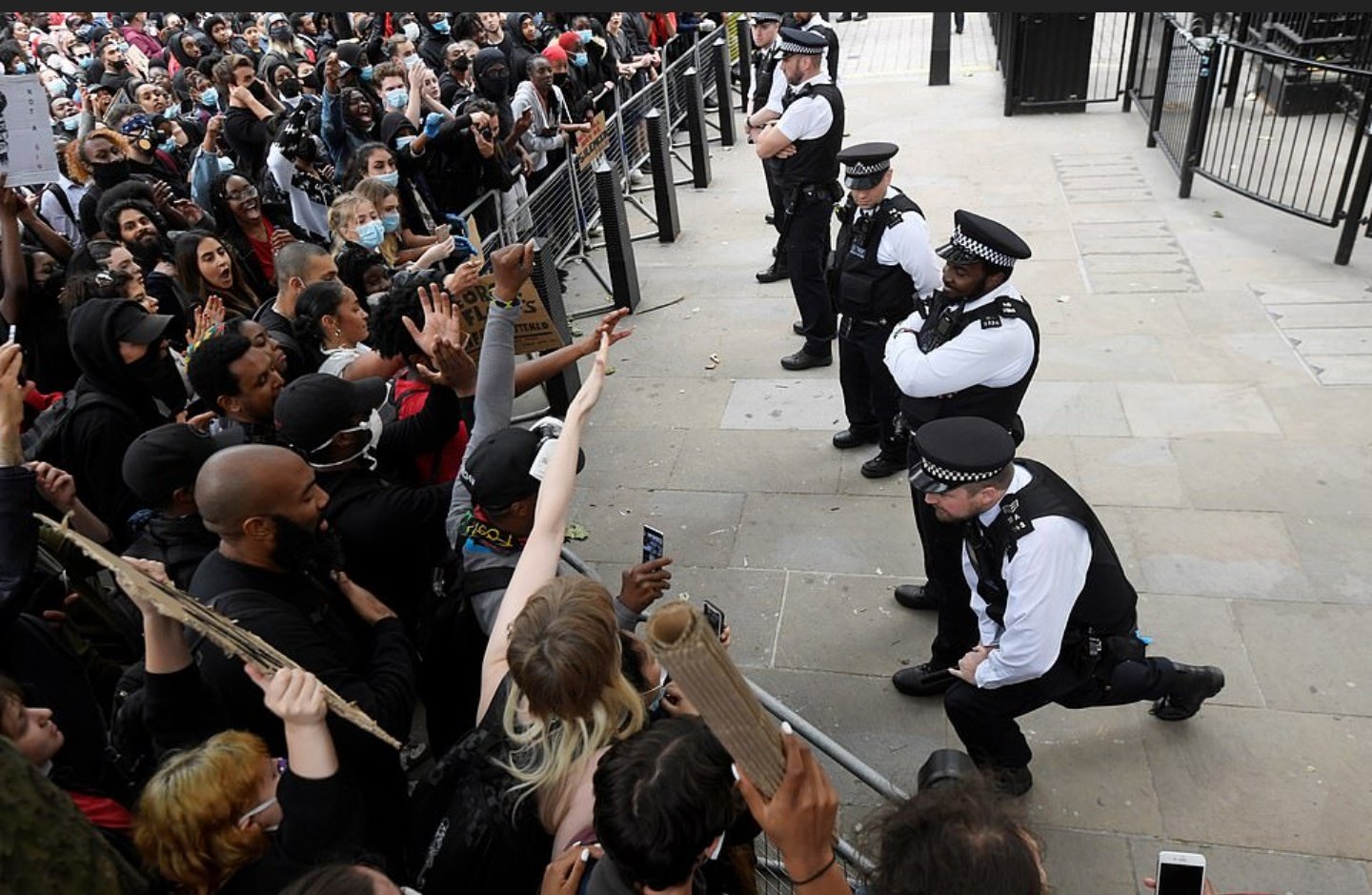 De acuerdo con cifras de la Policía Metropolitana, alrededor de 2.000 personas se congregaron en Londres en rechazo del abuso policial.