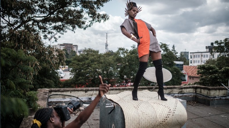 En Kenia, un par de emprendedoras usan el tiempo de confinamiento para difundir las prendas confeccionadas en el país, en lo que han llamado “Diario de la Moda y el Estilo en 21 días”.