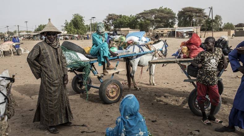 Senegal ha cerrado sus mercados, pero las familias más pobres han comenzado a negociar de manera informal ante la falta de sustento.