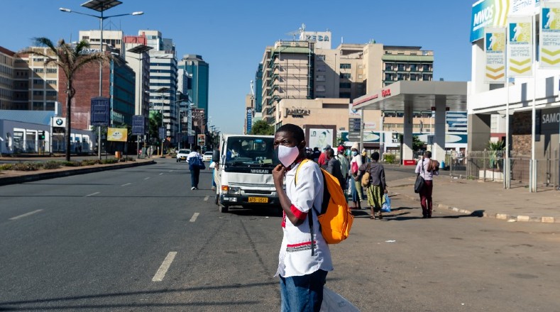 En Harare, Zimbabue, se desalojó el centro de la ciudad y se ha prohibido la circulación de personas para frenar el avance de la pandemia.