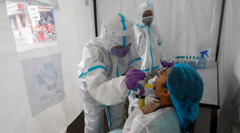 La labor del personal de salud ha sido esencial. En la foto, médicos realizan pruebas rápidas de detección en Filipinas. 