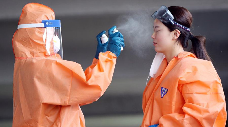 la protección personal es una de las medidas inviolables, sobre todo para el personal de salur. En la foto, sanitarios de Corea del Sur alistándose para emprender labores de enfrentamiento a la enfermedad.