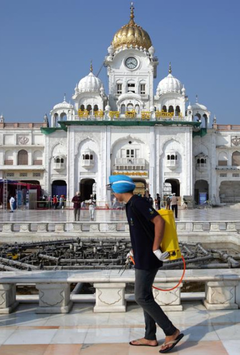 La desinfección de lugares públicos es otra de las medidas que se identifican como prioritarias. En la foto, el proceso de desinfección del Templo Dorado en la India, lugar de culto de la religión Sikh. 
