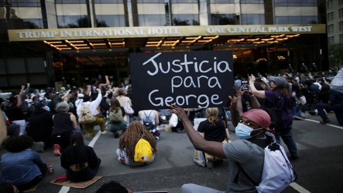 Personas exigen el fin de las injusticias policiales y del racismo en Estados Unidos-