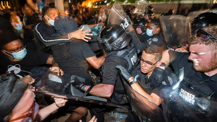 Durante las protestas contra el racismo y la brutalidad policial, se han registrado hechos de violencia ocasionados por funcionarios contra los manifestantes.