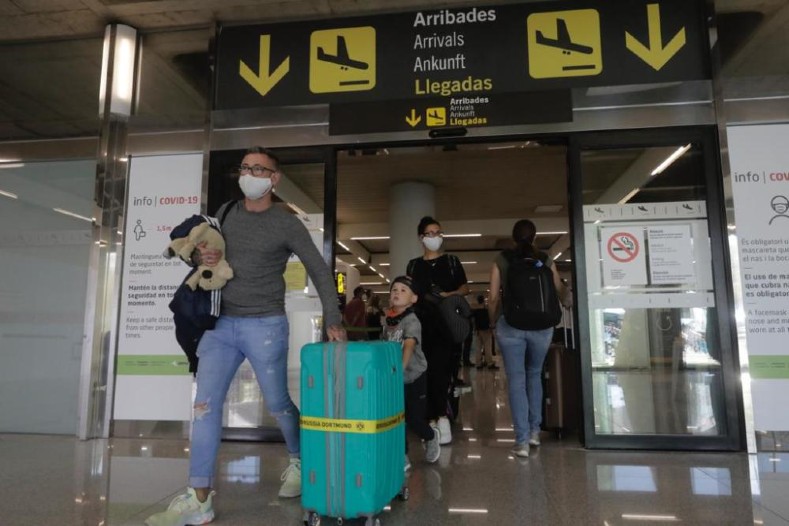  Los trabajadores de los aeropuertos de Baleares recibieron a los primeros turistas alemanes.
