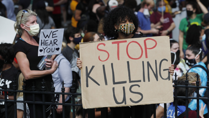 Los manifestantes en la ciudad estadounidense de Atlanta exigieron el fin de la brutalidad policial.