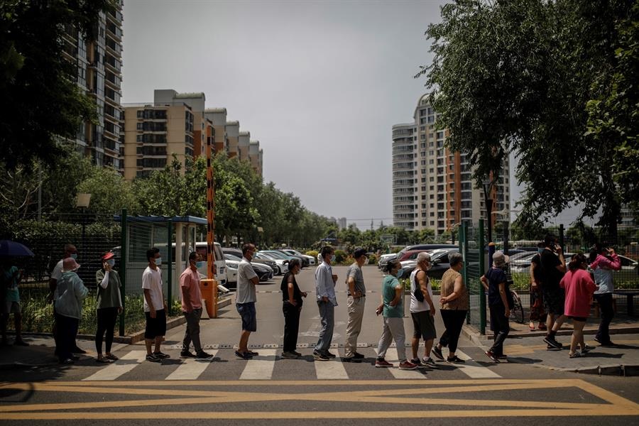 Los residentes de Beijing acudieron de manera masiva a practicarse las pruebas de la enfermedad de Covid-19. En varios puntos de la ciudad se habilitaron centros improvisados.