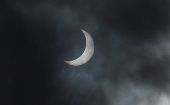 El eclipse solar anular parcial visto este domingo en el cielo nublado sobre las afueras de Nueva Delhi, India.
