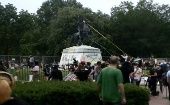 Los manifestantes escribieron con spray negro la palabra asesino y arrojaron cuerdas alrededor de la estatua de Andrew Jackson. 