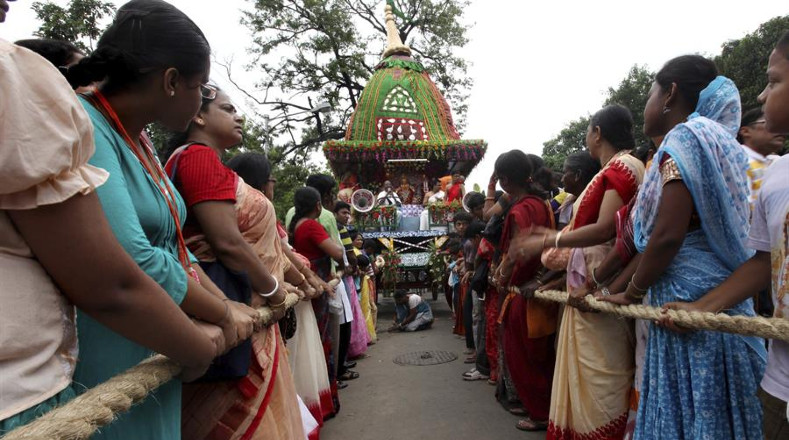 El festival incluye la aparición de tres carrozas, ricamente decoradas, que son tiradas por los fieles a través de las calles de Puri.