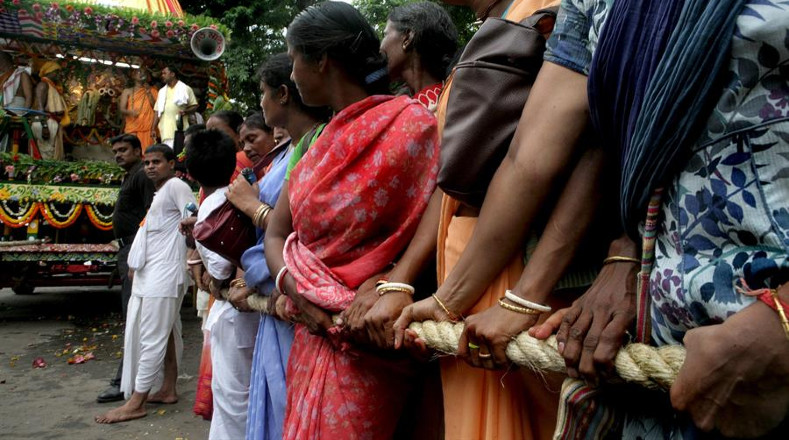Devotos budistas de todo el mundo acuden a Puri para tirar de las cuerdas de las carrozas, y ayudar así a los sacerdotes. Tirar de las cuerdas es considerada un acto de piedad.