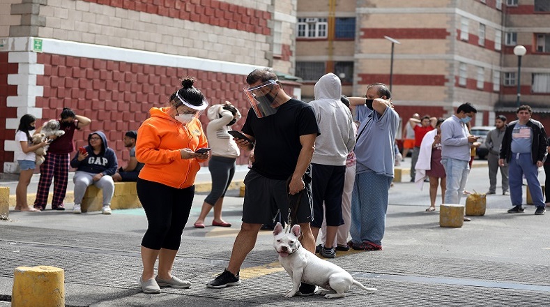 Ante el sismo, muchas personas debieron salir con rapidez de sus hogares y lugares de trabajo, algunos con sus mascotas, para resguardarse por posibles derrumbes en las edificaciones.