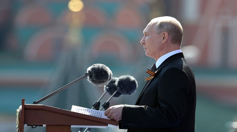 Los desfiles tanto del 24 de junio de 1945 como de este 2020 comenzaron en la Plaza Roja exactamente a las 10H00 hora local. Hace 75 años, el discurso de inauguración fue pronunciado por el mariscal Guenadi Zhukov. Esta vez ha sido presidente Vladimir Putin quien asumió la palabra. 