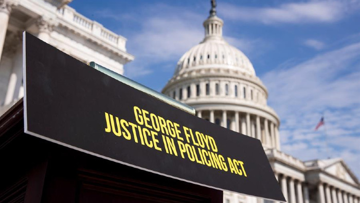 La iniciativa legislativa lleva el nombre de George Floyd, en denuncia de su asesinato por un policía blanco y en homenaje al movimiento popular generado a raíz de ese hecho.