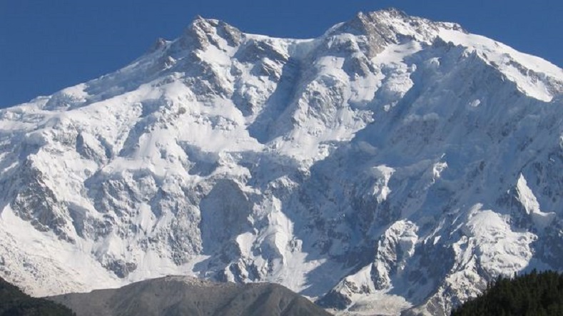 Nanga Parbat o "montaña desnuda". Mide 8.125 metros de altura. También se le conoce como "montaña asesina", ya que se ha cobrado la vida de 63 escaladores desde su primera ascención en 1953. Se ubica en Pakistán. Es la cumbre más occidental del planeta.  