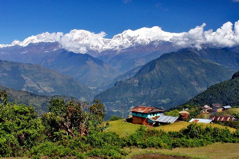 Makalu o "montaña negra". Mide 8.485 metros. También está entre China y Nepal entre la cordillera del Himalaya. Es una de las cimas más difíciles de escalar por sus caminos empinados y bordes afilados. 