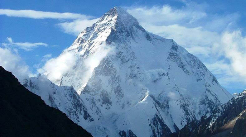 K2 o "montaña salvaje". Tiene 8.611 metros de longitud. Ubicada entre China y Paquistán en la cordillera Karakórum. Es la segunda montaña más larga del mundo y se dice que su escalada suele ser más peligrosa que el Everest.  