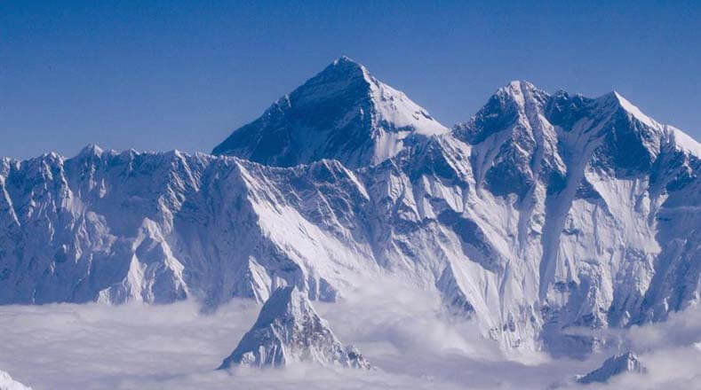 Monte Everest es la montaña más alta del mundo con 8.848 metros de altura. Se encuentra en la frontera entre China y Nepal. Fue escalada por primera vez en 1953. En tibetano recibe el nombre de Chomolungma que significa “diosa madre del universo”.   