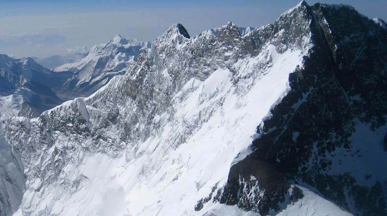 Lhotse mide 8.516 metros. Su nombre significa "pico sur". También se ubica entre China y Nepal. muchos viajeros lograron confundirla con el Everest, por su cercanía. Es la cuarta montaña más grande del mundo. 